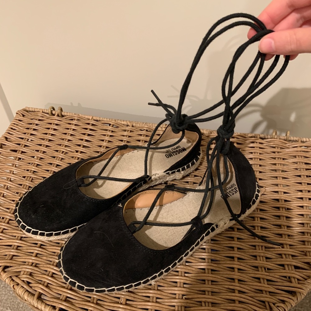 Lace up woven flats!